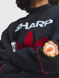 Adidas Manchester United 90 Sweatshirt Sweatshirt unisex detail view 4 | Dash Racegear — Manchester United 1991/92 Adidas black crewneck fleece, classic 90s design for everyday streetwear looks.