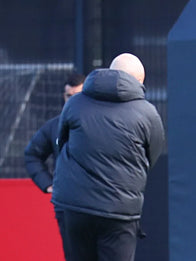 Arne Slot Team Training Session 2025 LFC Puffer Jacket Puffer Jacket unisex detail view 5 | Dash Racegear — Liverpool’s Dutch Manager Arne Slot UEFA Champions League 2025 Black Puffer Hooded Jacket featuring zip closure and bold club branding for fans.