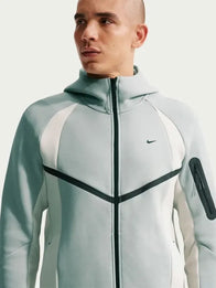 Nike Tech Fleece Colorblock Windrunner Jacket Jacket unisex detail view 3 | Dash Racegear — Colorblock Nike Tech Fleece Windrunner full-zip jacket, unisex fit, perfect for workouts, travel, and cool weather layering