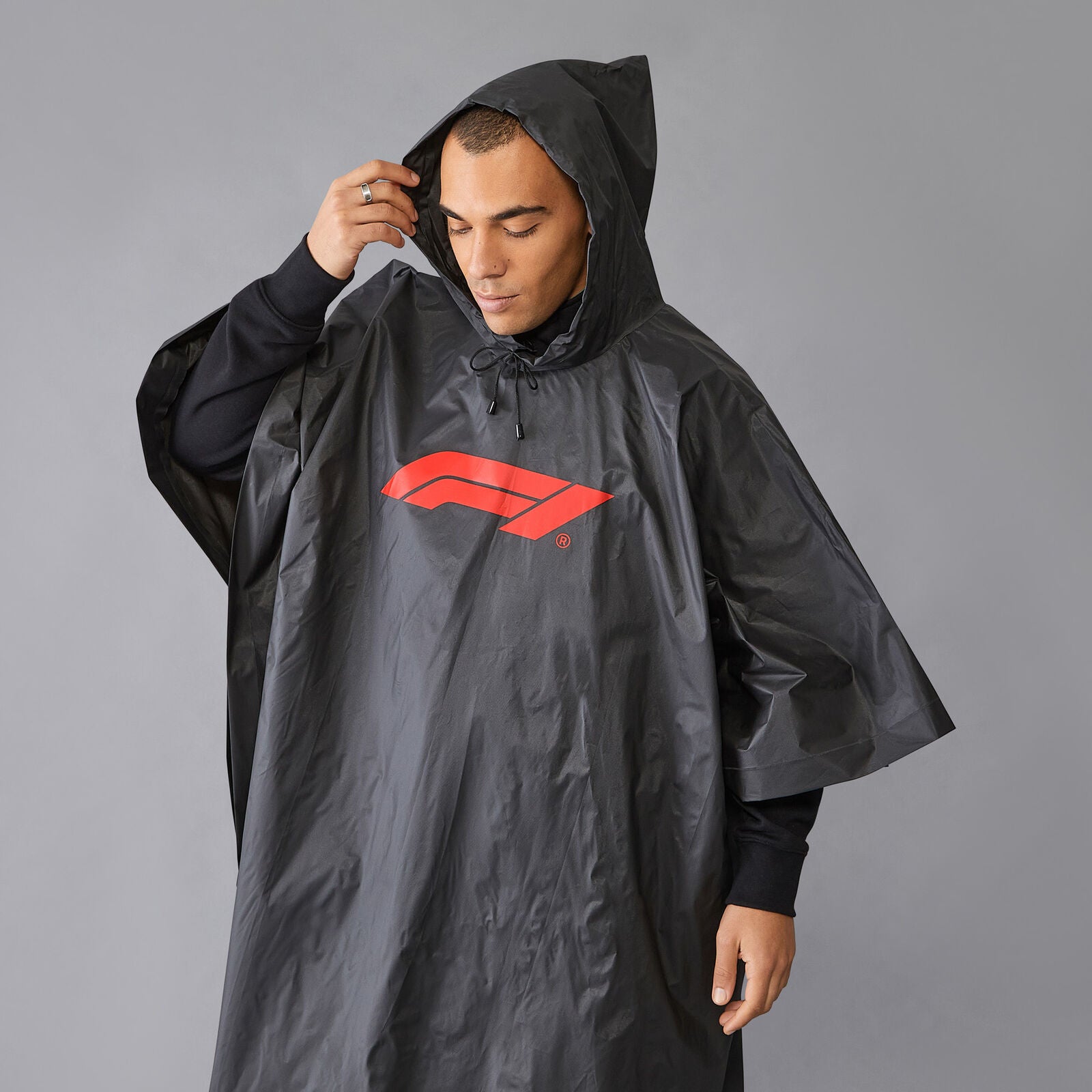 F1 FW LOGO PONCHO - black