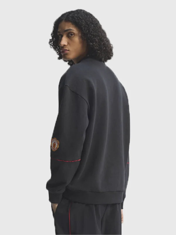 Adidas Manchester United 90 Sweatshirt Sweatshirt unisex detail view 2 | Dash Racegear — Manchester United Adidas 91/92 season black fleece sweatshirt, vintage 90s crewneck for casual sporty wear.
