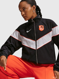 Chelsea Nike Woven Windrunner Jacket Jacket unisex detail view 3 | Dash Racegear — Chelsea F.C. Nike Windrunner Woven Full-Zip Jacket for women in black, sleek design perfect for fans and workouts.